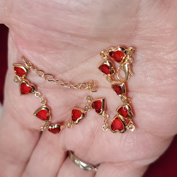 Heart Charm Bracelet Gold Tone Chain Adjustable to 9 Inches Red New - Picture 7 of 10